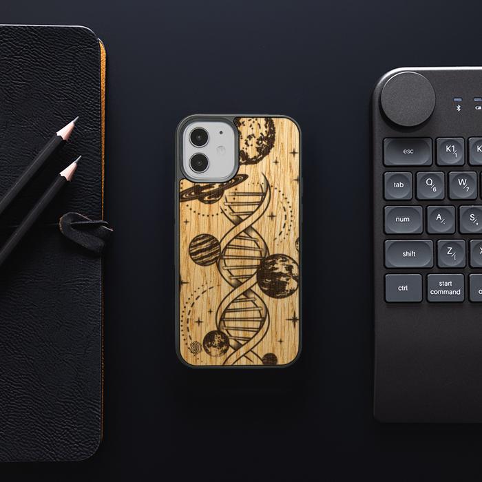iPhone 12 Mini Handyhülle aus Holz – Space DNA (Eiche)