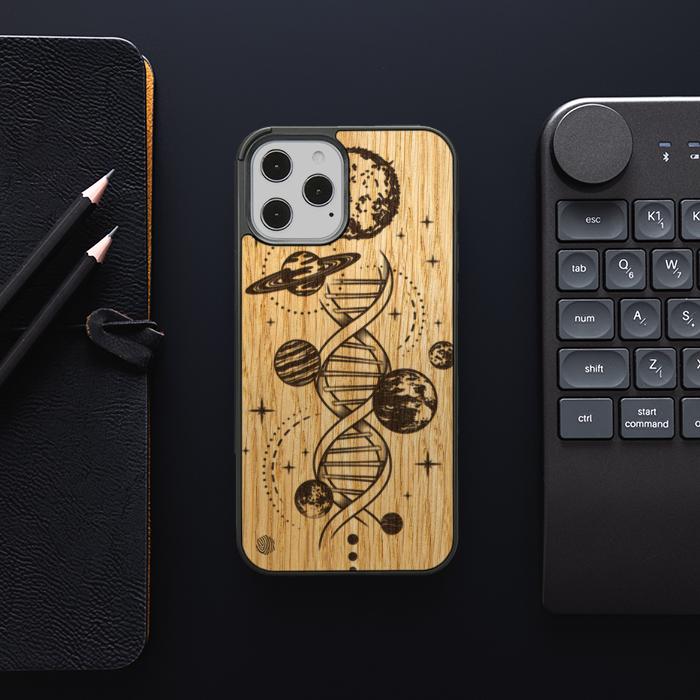 iPhone 12 Pro Max Handyhülle aus Holz – Space DNA (Eiche)