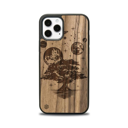 iPhone 12 Pro Handyhülle aus Holz - Galaktischer Garten