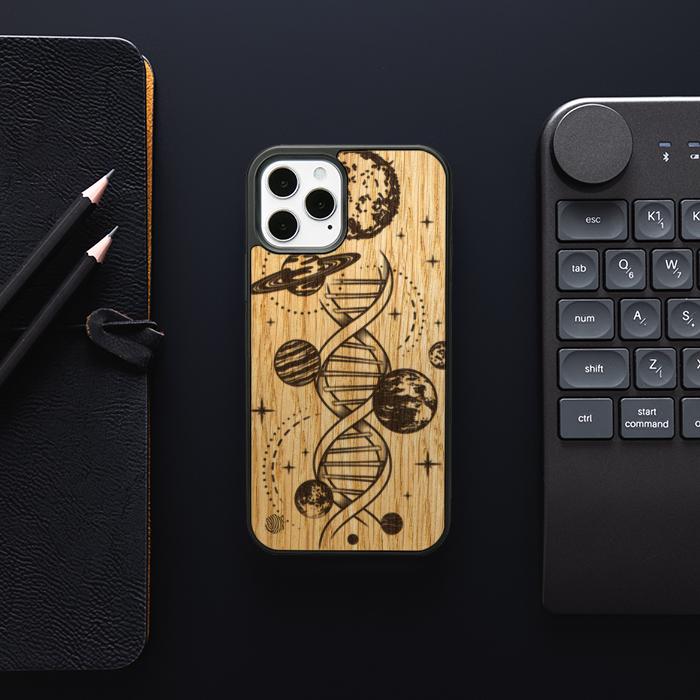 iPhone 12 Pro Handyhülle aus Holz – Space DNA (Eiche)