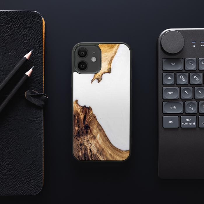 iPhone 12 etui na telefon z żywicy i drewna - SYNERGY#337