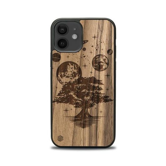 iPhone 12 Handyhülle aus Holz – Galaktischer Garten