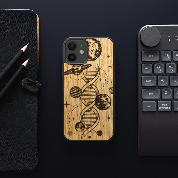 iPhone 12 Handyhülle aus Holz – Space DNA (Eiche)