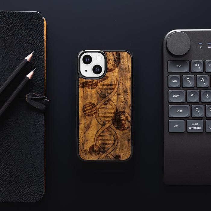 iPhone 13 Mini Handyhülle aus Holz - Space DNA (Imbuia)