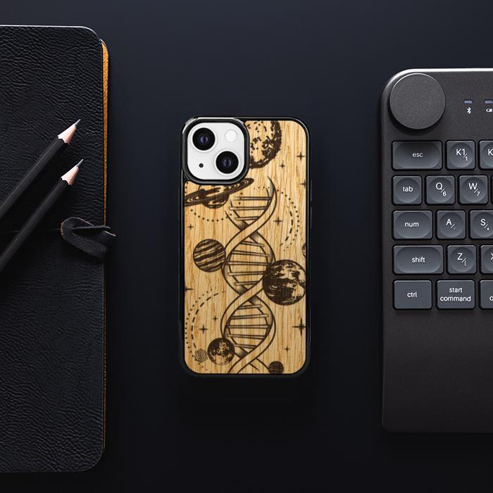 iPhone 13 Mini Handyhülle aus Holz – Space DNA (Eiche)