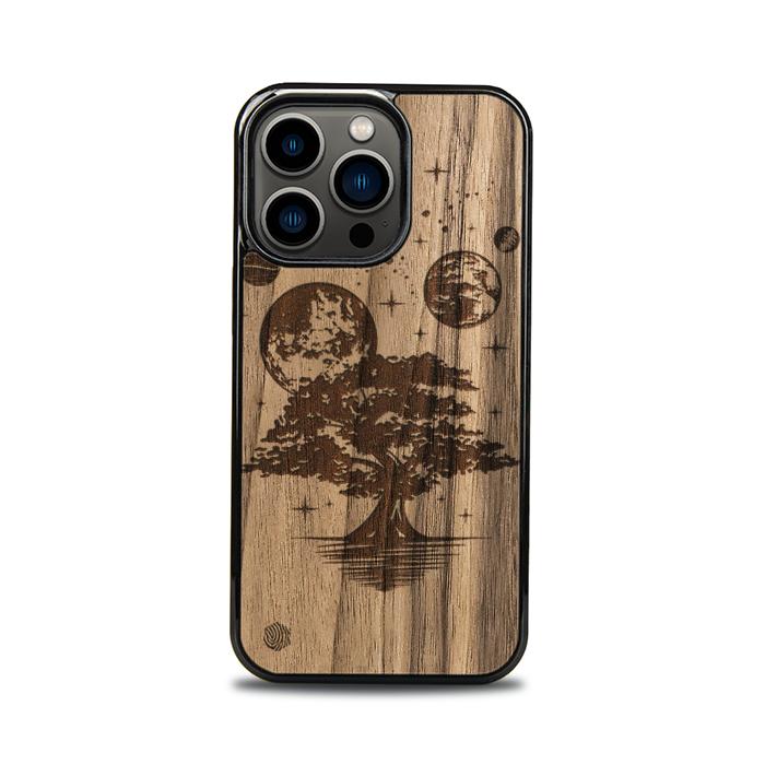 iPhone 13 Pro Handyhülle aus Holz - Galaktischer Garten