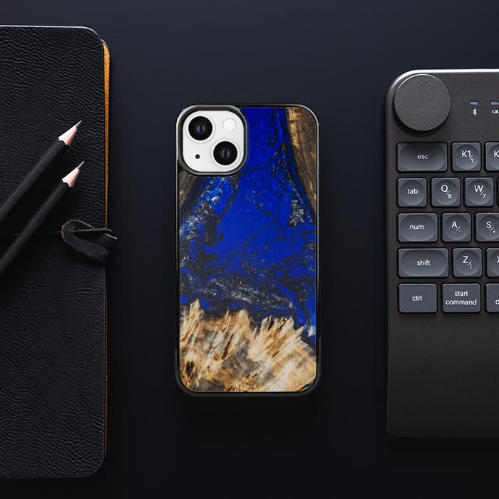 iPhone 13 etui na telefon z żywicy i drewna - SYNERGY#176