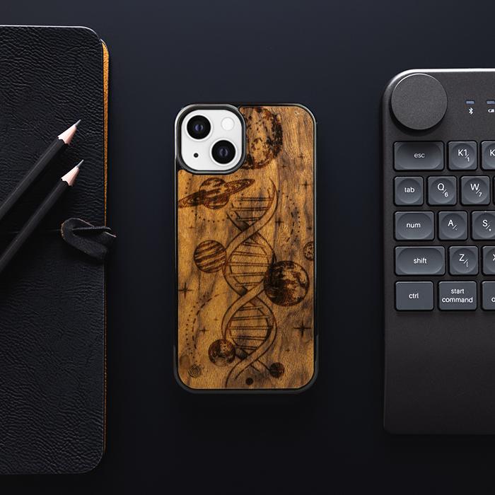 iPhone 13 Handyhülle aus Holz – Space DNA (Imbuia)