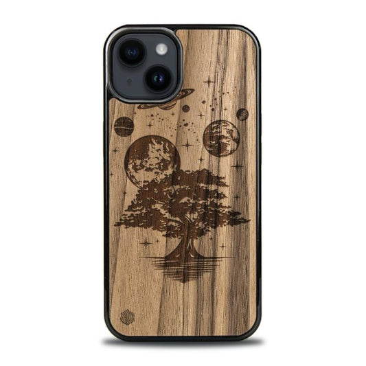 iPhone 14 Plus Handyhülle aus Holz - Galaktischer Garten
