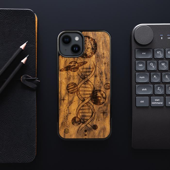 iPhone 14 Plus Handyhülle aus Holz - Space DNA (Imbuia)