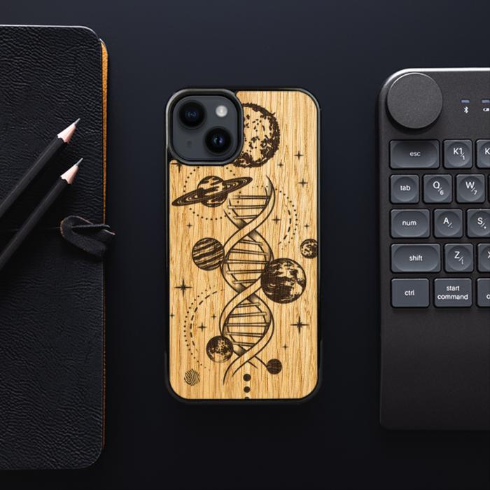 iPhone 14 Plus Handyhülle aus Holz – Space DNA (Eiche)