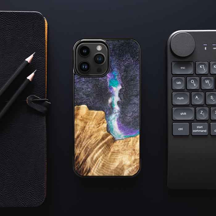 iPhone 14 Pro Max Handyhülle aus Harz und Holz - SYNERGY#C7