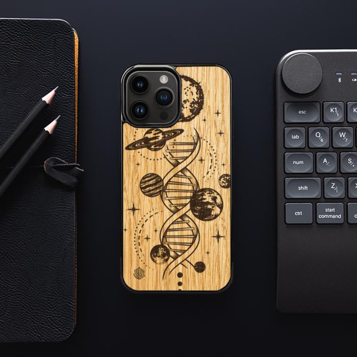 iPhone 14 Pro Max Handyhülle aus Holz – Space DNA (Eiche)