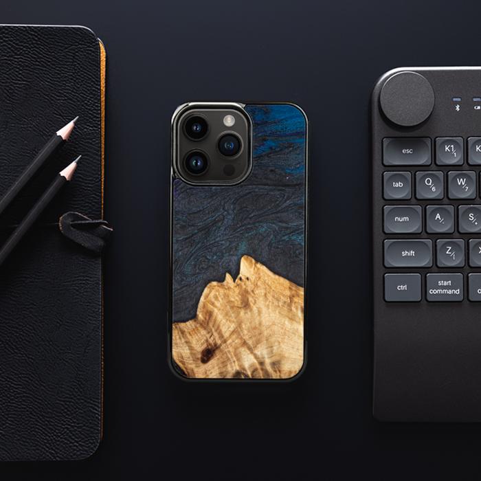 iPhone 14 Pro Handyhülle aus Harz und Holz - Synergy#C5