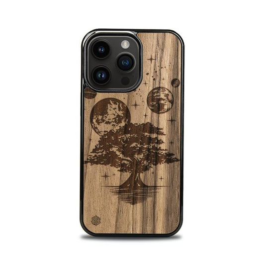 iPhone 14 Pro Handyhülle aus Holz - Galaktischer Garten