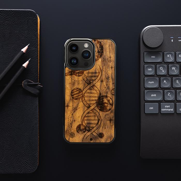 iPhone 14 Pro Handyhülle aus Holz - Space DNA (Imbuia)