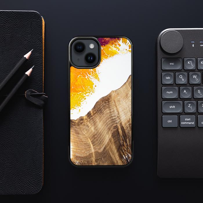 iPhone 15 Plus Handyhülle aus Harz und Holz - SYNERGY#C28