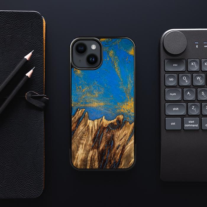 iPhone 15 Plus Handyhülle aus Harz und Holz - SYNERGY#C43