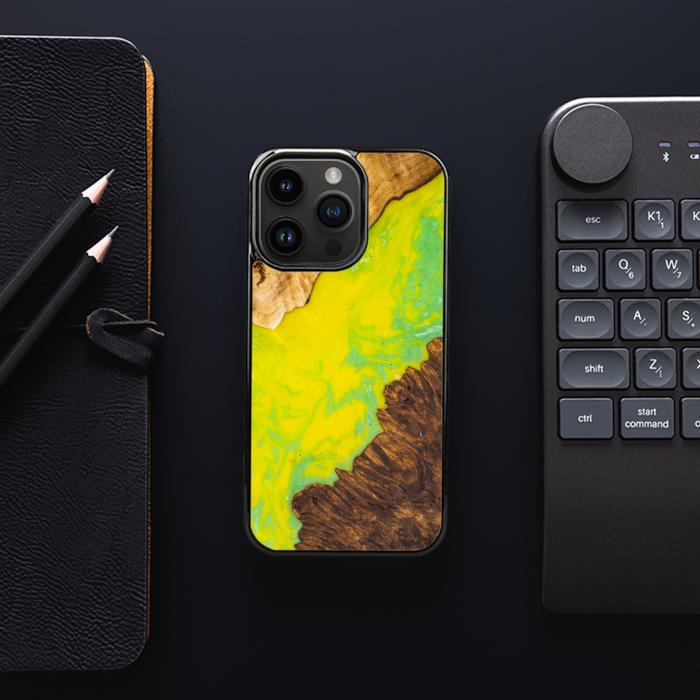iPhone 15 Pro Handyhülle aus Harz und Holz - SYNERGY#A12