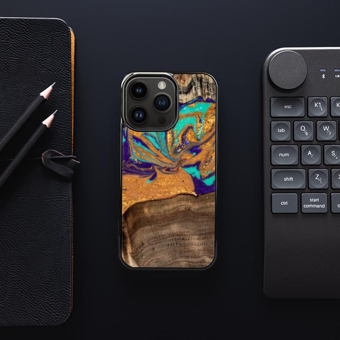 iPhone 15 Pro Handyhülle aus Harz und Holz - SYNERGY#A122