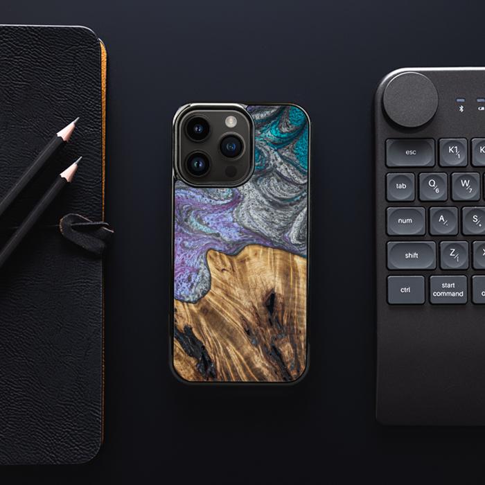 iPhone 15 Pro Handyhülle aus Harz und Holz - SYNERGY#C47