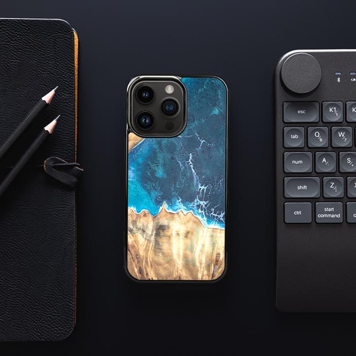 iPhone 15 Pro Handyhülle aus Harz und Holz - Synergy#D116
