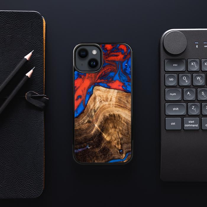 iPhone 15 etui na telefon z żywicy i drewna - SYNERGY#A82