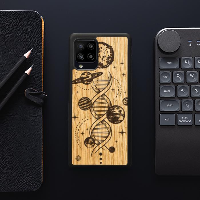 Samsung Galaxy A42 5G Handyhülle aus Holz – Space DNA (Eiche)