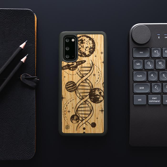 Samsung Galaxy S20 Handyhülle aus Holz – Space DNA (Eiche)
