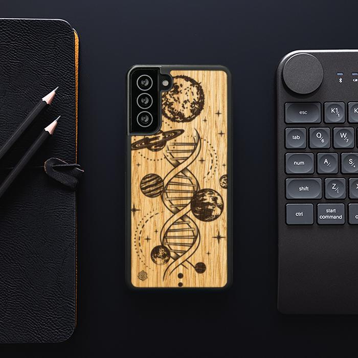Samsung Galaxy S21 FE Handyhülle aus Holz – Space DNA (Eiche)