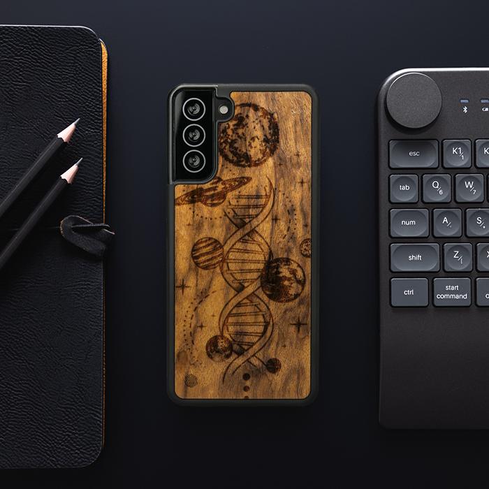 Samsung Galaxy S21 Plus Handyhülle aus Holz - Space DNA (Imbuia)