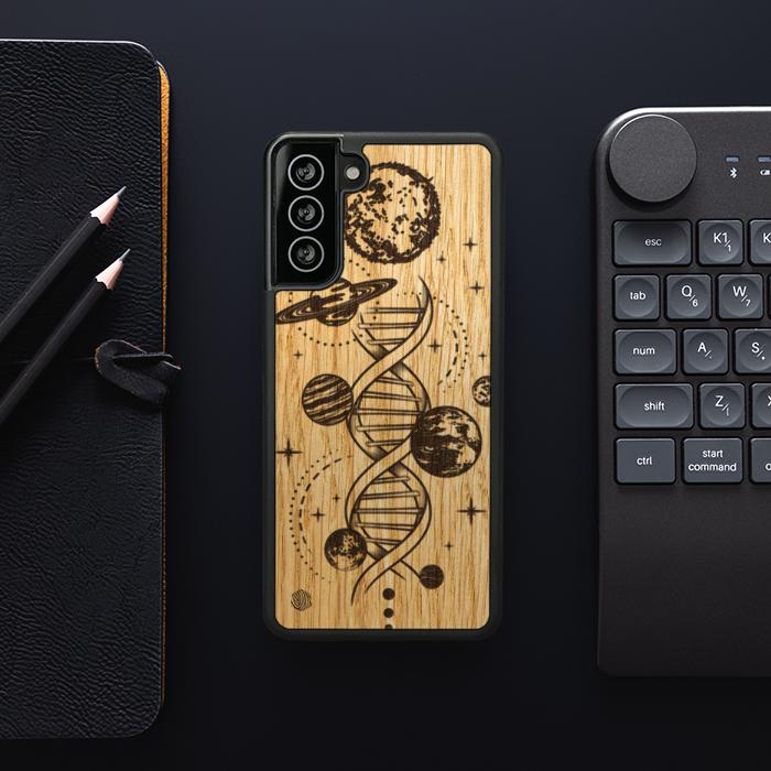 Samsung Galaxy S21 Plus Handyhülle aus Holz – Space DNA (Eiche)