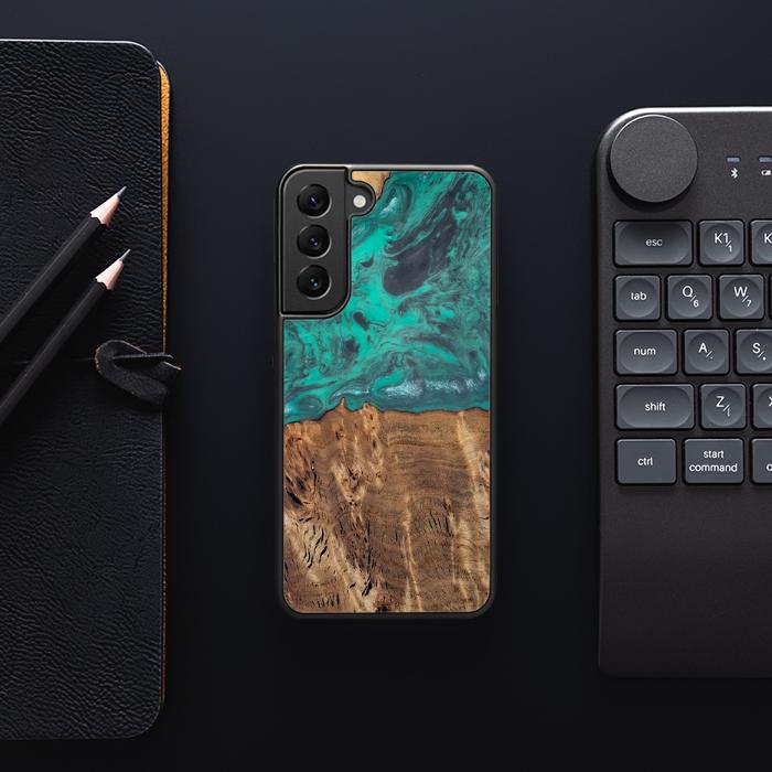 Samsung Galaxy S22 Handyhülle aus Harz und Holz - Synergy#D108