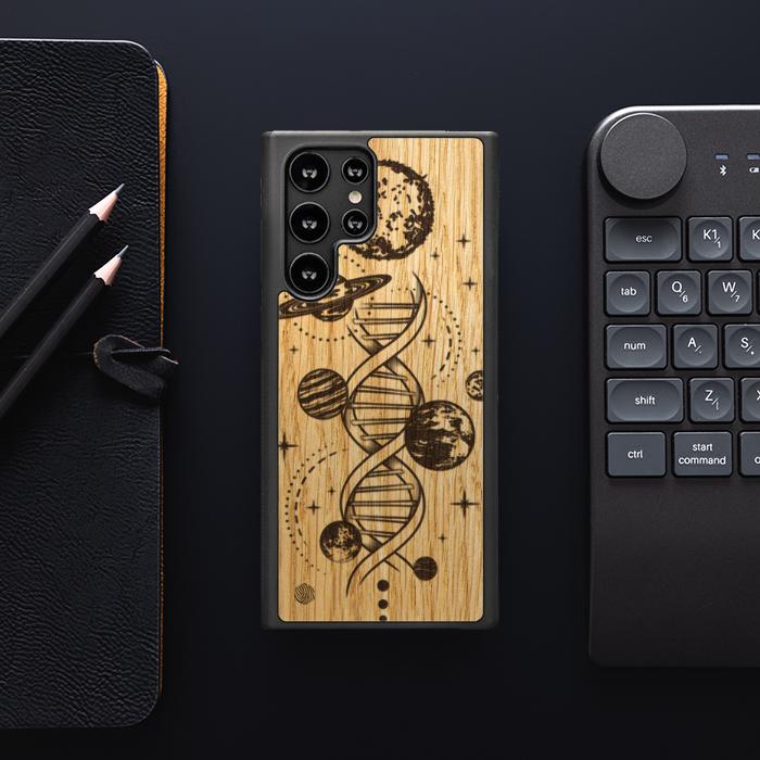 Samsung Galaxy S22 Ultra Handyhülle aus Holz – Space DNA (Eiche)