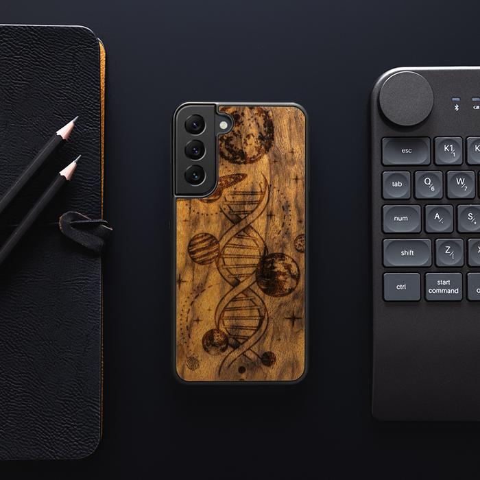 Samsung Galaxy S22 Handyhülle aus Holz – Space DNA (Imbuia)