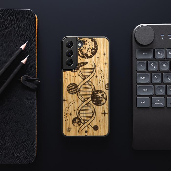 Samsung Galaxy S22 Handyhülle aus Holz – Space DNA (Eiche)