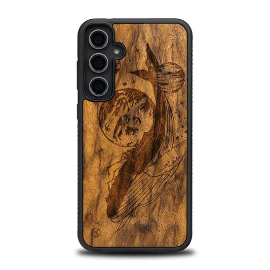 Samsung Galaxy S23 FE Handyhülle aus Holz – Kosmischer Wal