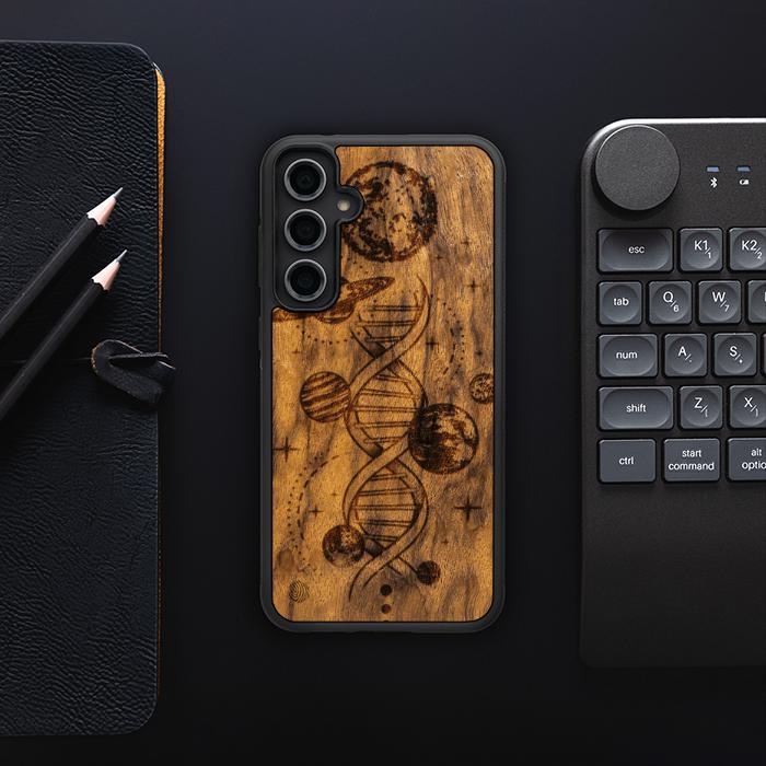 Samsung Galaxy S23 FE Handyhülle aus Holz – Space DNA (Imbuia)