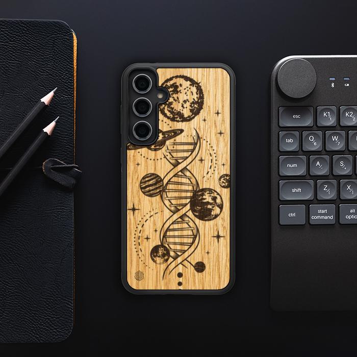 Samsung Galaxy S23 FE Handyhülle aus Holz – Space DNA (Eiche)
