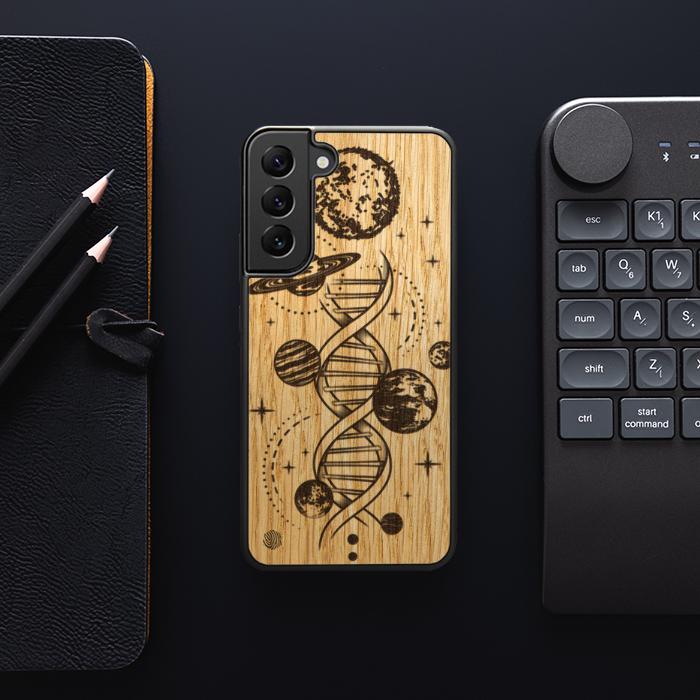 Samsung Galaxy S23 Plus Handyhülle aus Holz – Space DNA (Eiche)