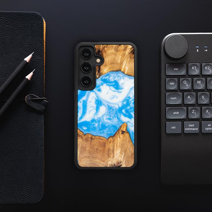 Samsung Galaxy S24 Handyhülle aus Harz und Holz - Synergy#A34