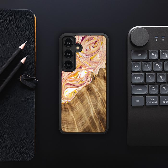 Samsung Galaxy S24 Handyhülle aus Harz und Holz - Synergy#C48