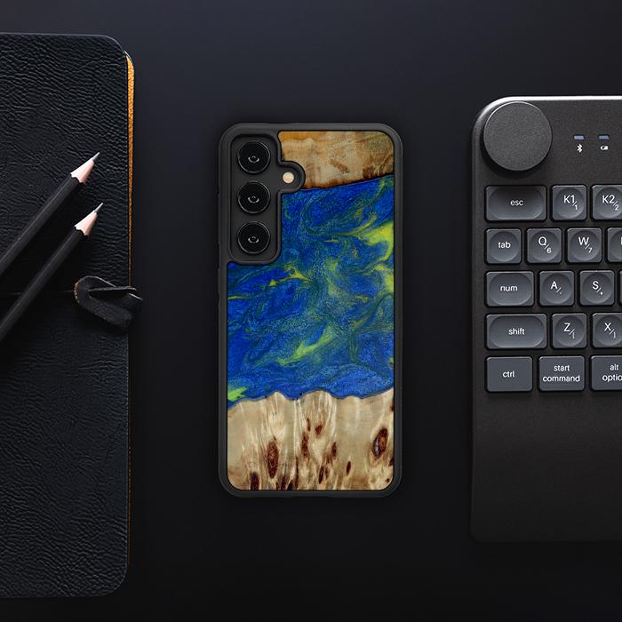 Samsung Galaxy S24 Handyhülle aus Harz und Holz - Synergy#D102