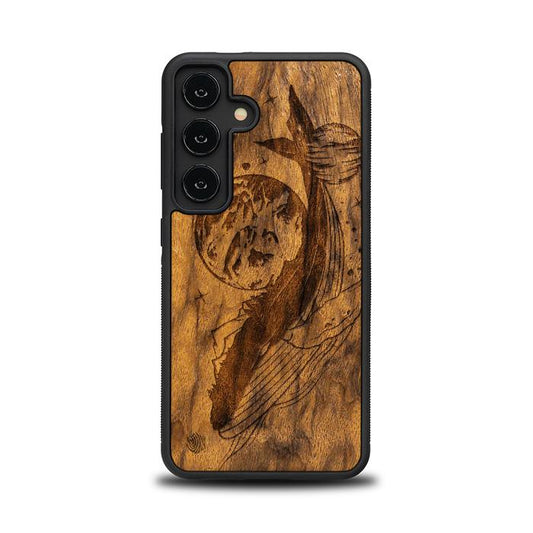 Samsung Galaxy S24 Handyhülle aus Holz – Kosmischer Wal