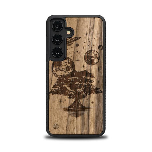 Samsung Galaxy S24 Handyhülle aus Holz – Galaktischer Garten
