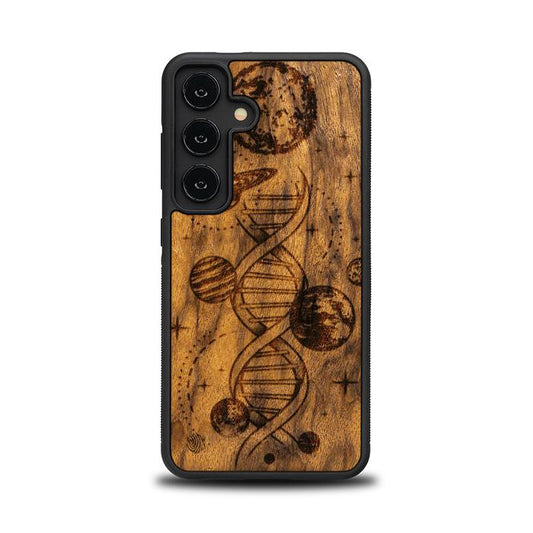 Samsung Galaxy S24 Handyhülle aus Holz – Space DNA (Imbuia)