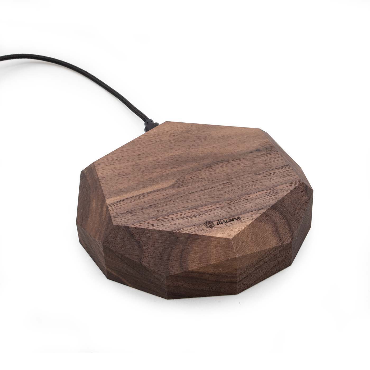 Geometrisches kabelloses Ladegerät aus Holz Amerikanischer Nussbaum