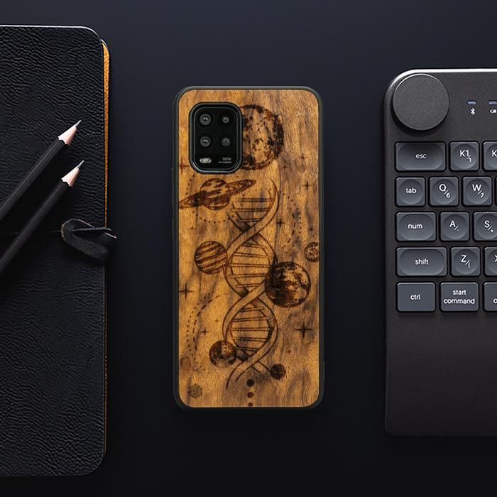 Xiaomi Mi 10 lite Handyhülle aus Holz – Space DNA (Imbuia)