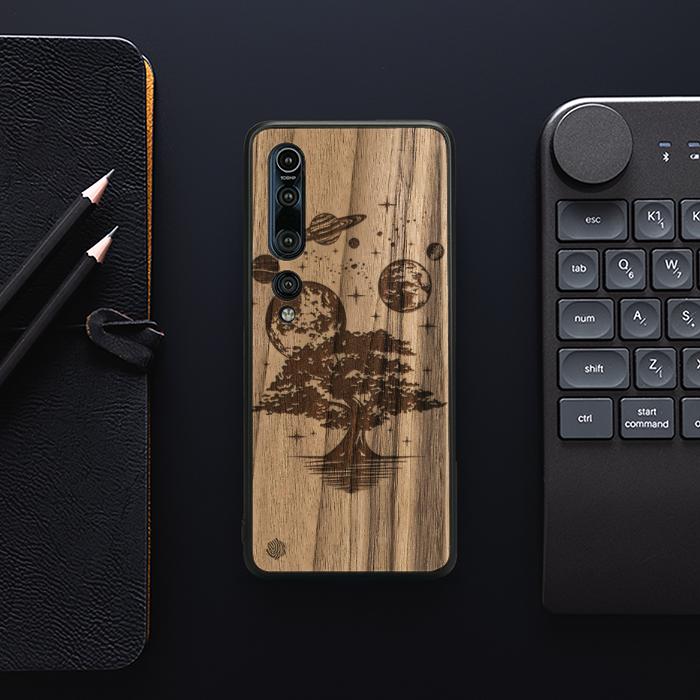 Xiaomi Mi 10 Handyhülle aus Holz - Galaktischer Garten