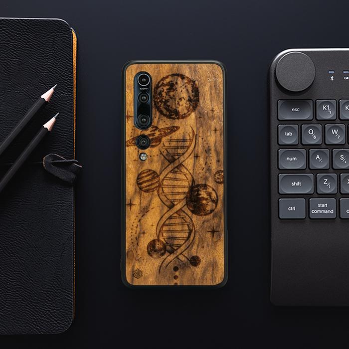 Xiaomi Mi 10 Drewniane etui na telefon - kosmiczne DNA (Imbuia)